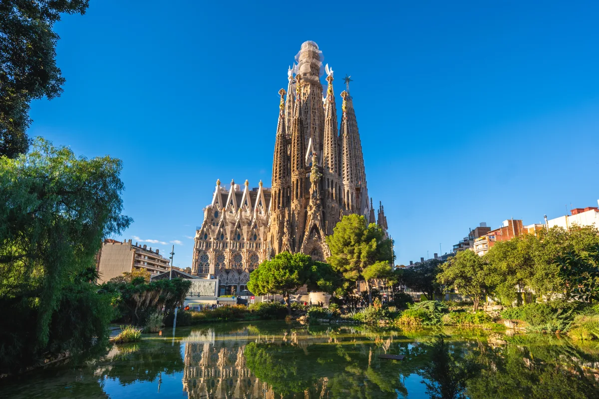 O que fazer em Barcelona: fachada da Sagrada Família refletida no lago da Plaça de Gaudí