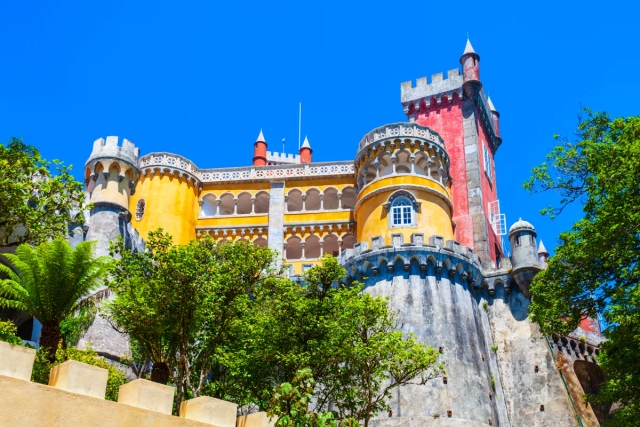 O que fazer em Sintra: Palácio da Pena colorido no topo da serra