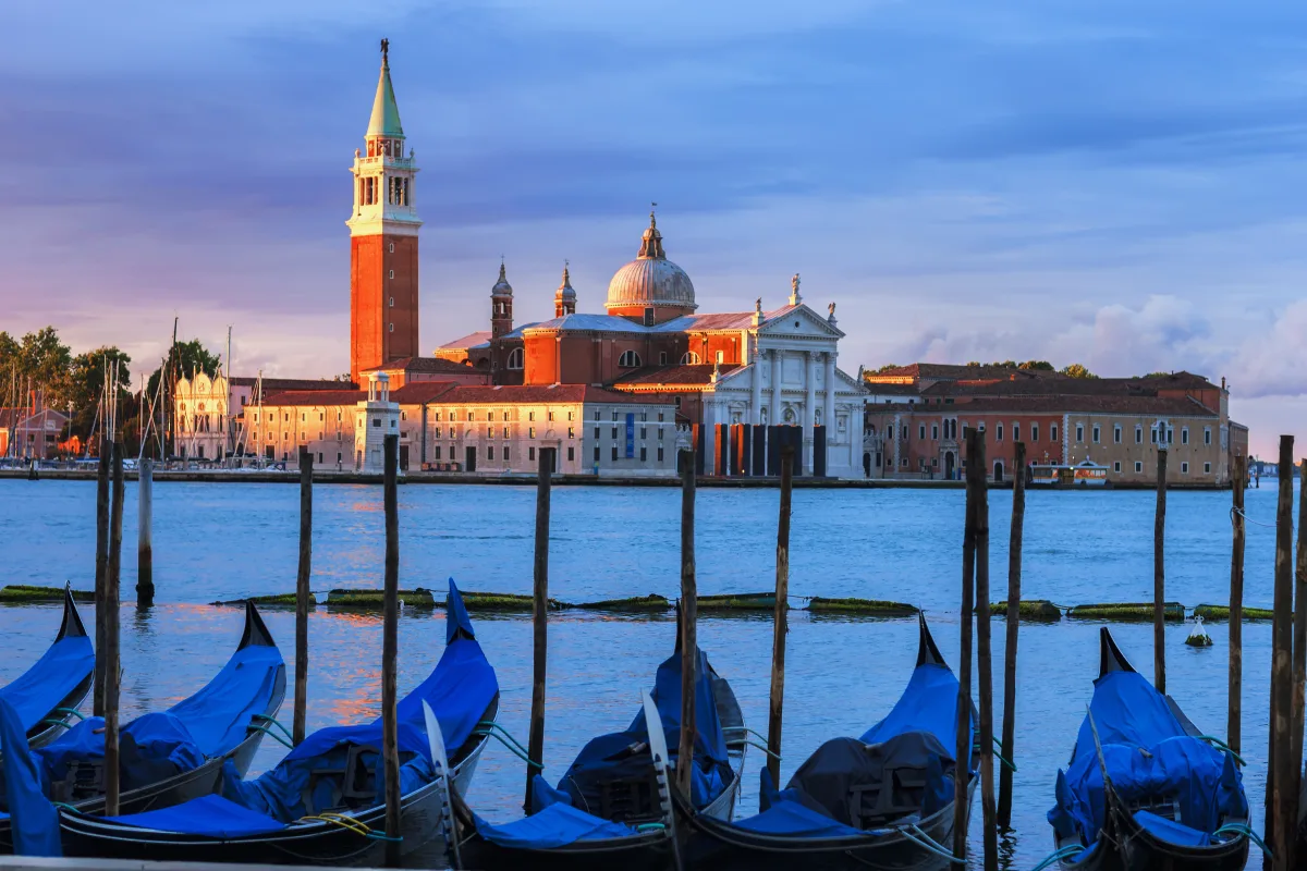 O que fazer em Veneza: gôndolas no Grande Canal ao entardecer